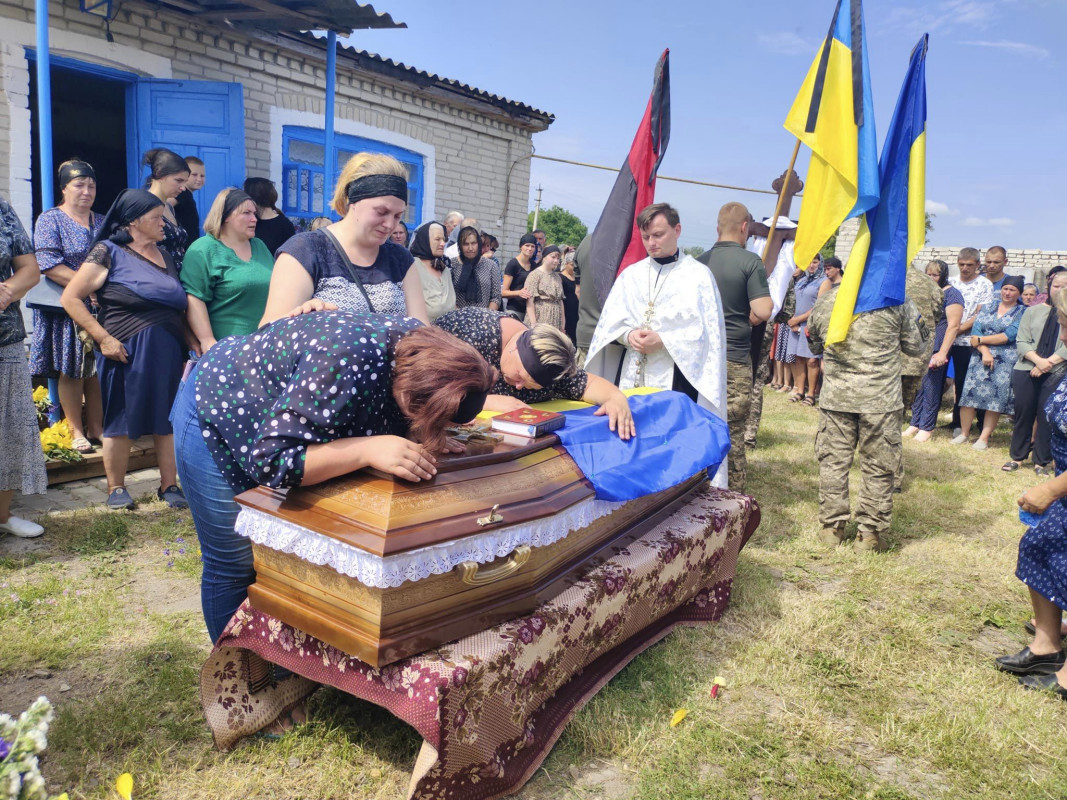 Двоє діток залишилися без батька: на Волині попрощалися з Героєм Володимиром Сіліком