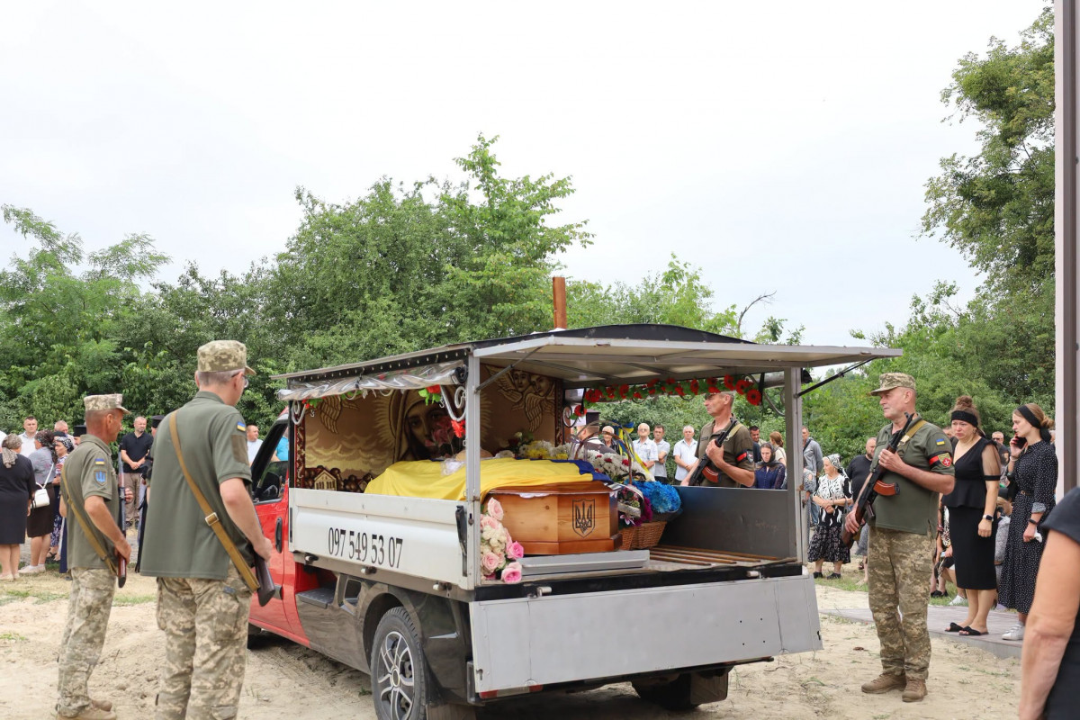 Тривалий час вважався зниклим безвісти: на Волині в останню земну дорогу провели захисника Андрія Стернічука