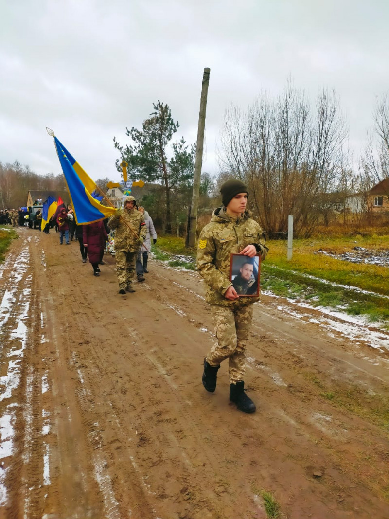 Без чоловіка залишилася дружина і двоє маленьких дітей: на Волині попрощалися із загиблим Героєм Дем’яном Клейзуном