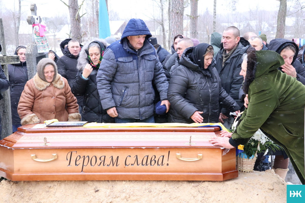 Довгою була остання дорога додому: на Волині попрощалися з воїном Володимиром Сірцем