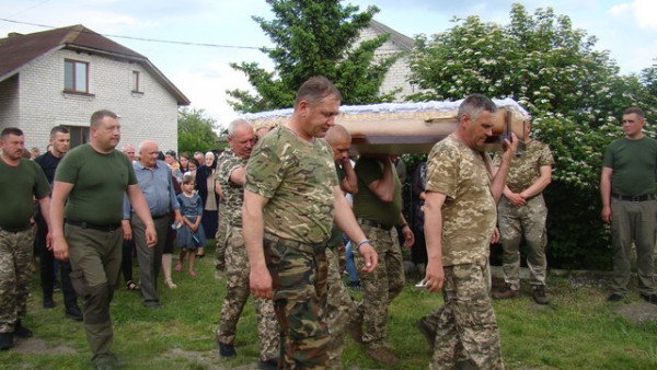 На Волині живим коридором та на колінах зустріли загиблого Героя, який захищав Україну