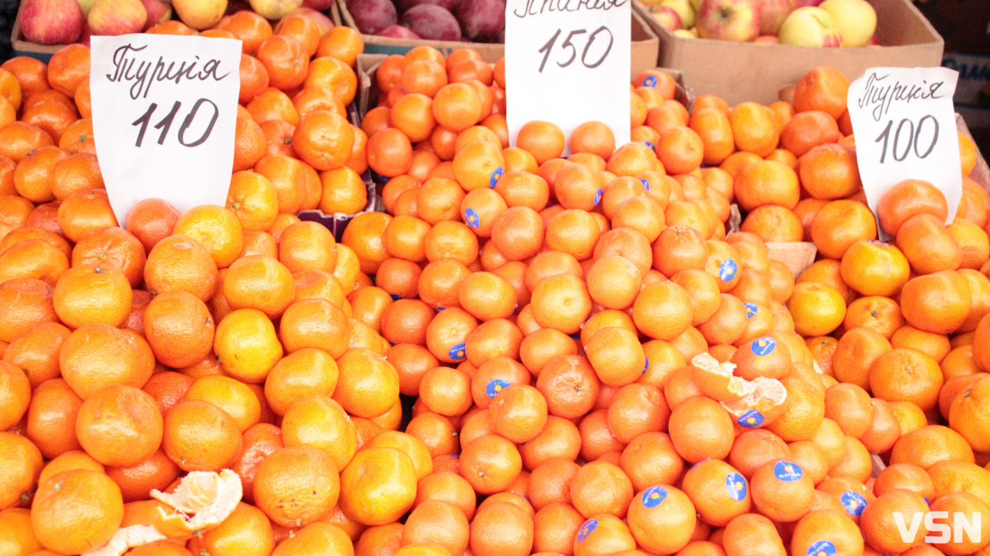 Скільки коштують фрукти на ринку у Луцьку?