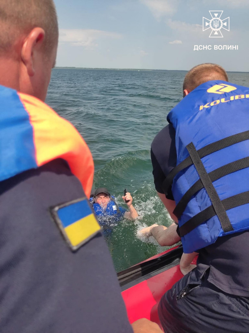 Батько і син опинилися у воді: на Світязі перевернулася байдарка і почала тонути