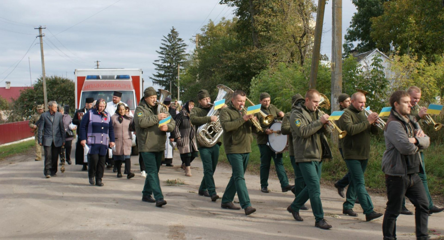 Рік тому одружився і мріяв про спільне майбутнє з коханою: на Волині поховали захисника Руслана Романюка
