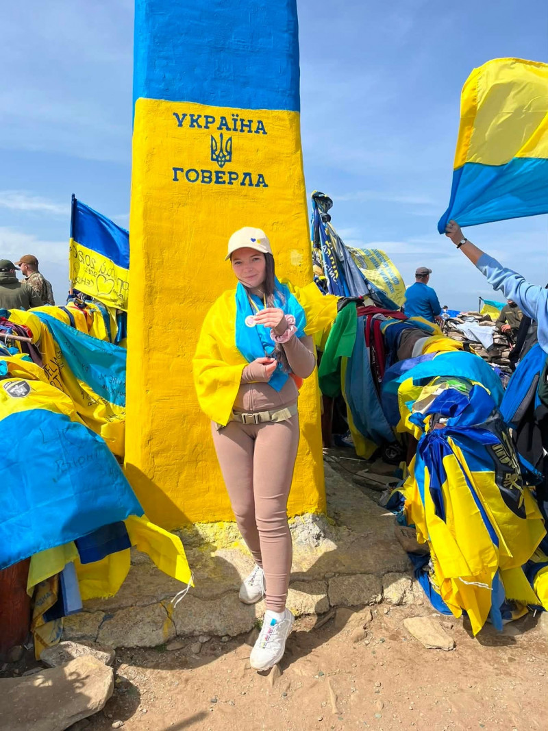 Прапор із похорону та фото коханого: волинянка здійснила сходження на Говерлу в пам’ять чоловіка-Героя