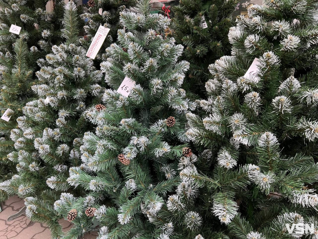 Скільки коштують штучні ялинки на ринку у Луцьку?