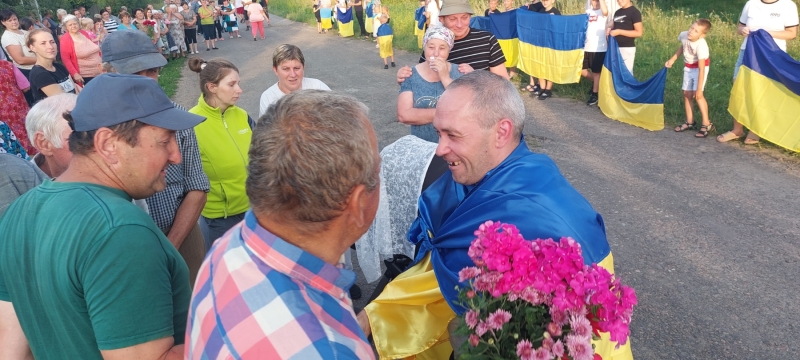 Повернення з полону: захисник з Волині вперше ступив на рідну землю після реабілітації