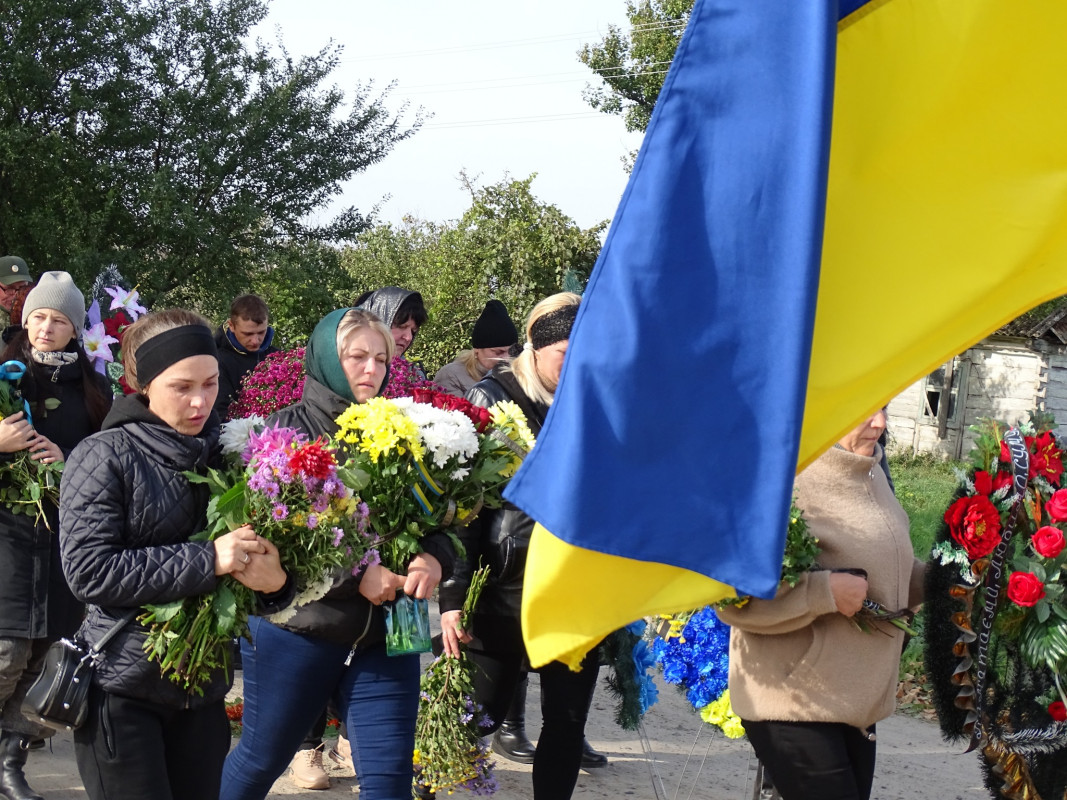 16 місяців чекали на тіло Героя: на Волині все село прийшло на поховання багатодітного батька Ігора Кузьмюка