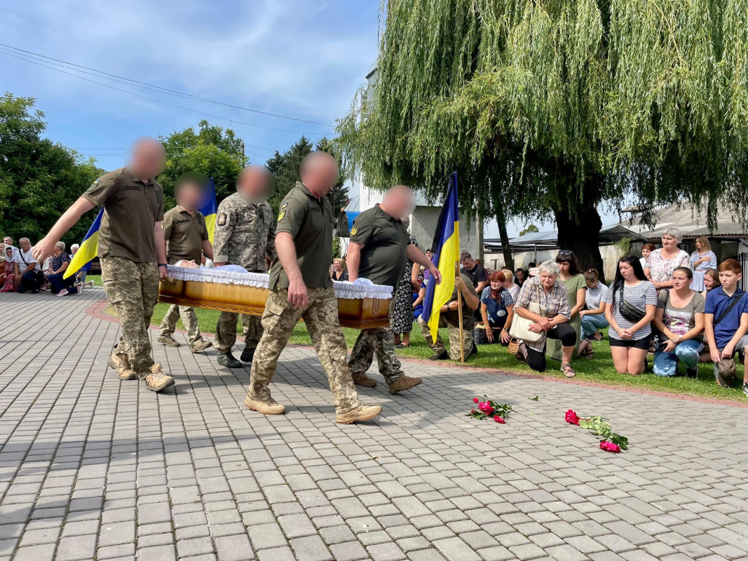 «Мама втратила сина, дружина - чоловіка, діти - батька»: на Волині попрощалися з Героєм Романом Шереметом