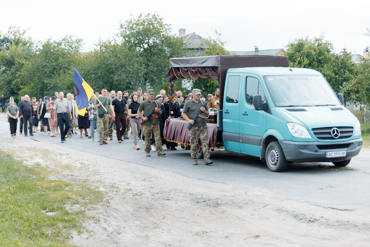 Загинув унаслідок ворожого мінометного обстрілу: на Волині попрощались із Героєм Леонідом Івчуком