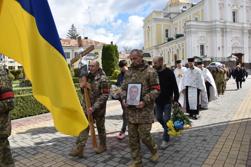 Загинув на Донеччині: у Луцьку попрощалися з Героєм Андрієм Головченком