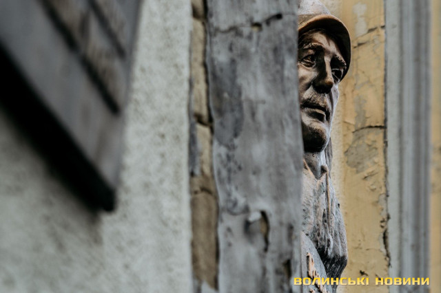 «Він ніколи не думав про себе й не скаржився»: у Луцьку відкрили меморіальну дошку на честь бойового медика Романа Ткача