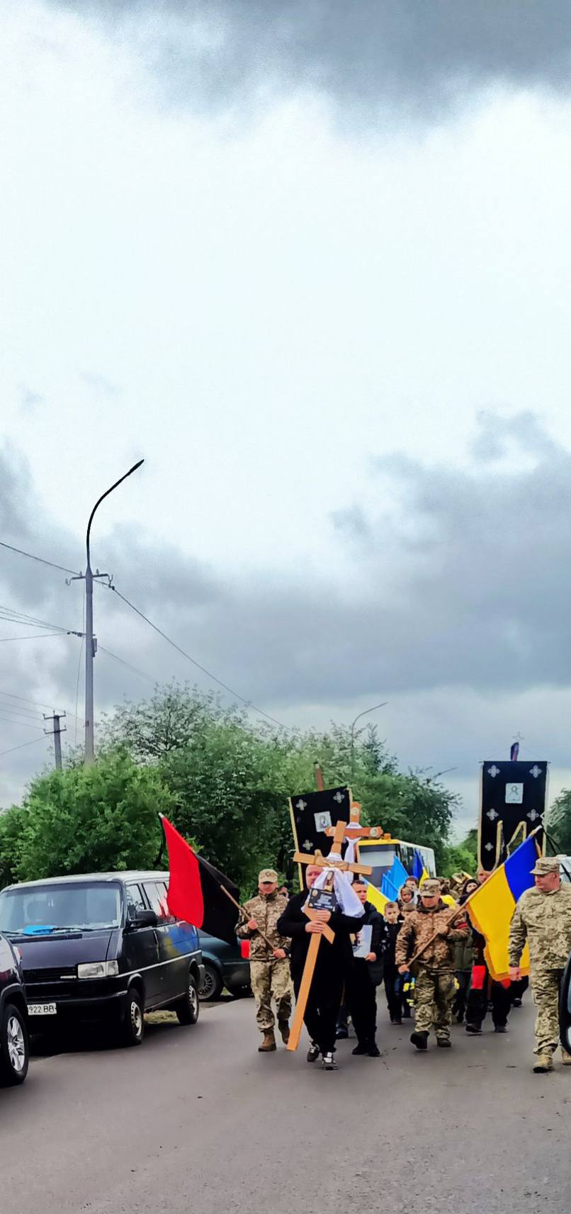 Без надійного плеча залишилися дружина, син та донька: на Волині попрощались з Героєм Павлом Плисюком