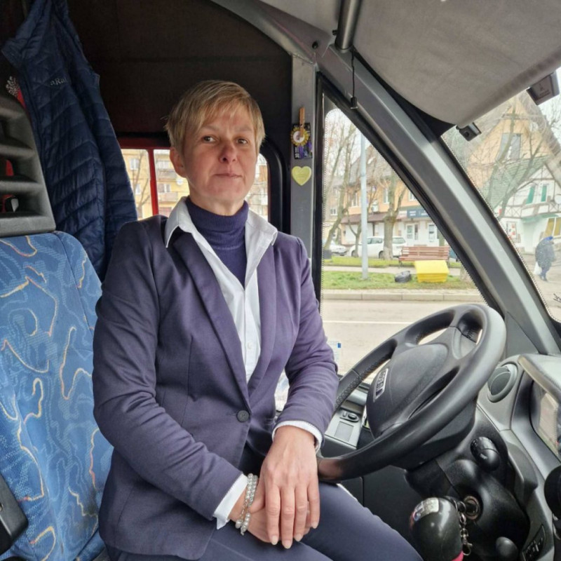 У Володимирі жінка-далекобійниця з 30-річним досвідом стала першою в місті водійкою маршрутки