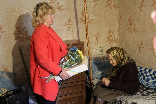 Єдина донька померла, внуки і правнуки - за кордоном: 100-літню жительку Волині доглядає місцева мешканка