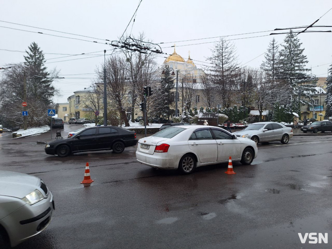 У Луцьку біля «Цума» сталась аварія: рух центром міста - ускладнений