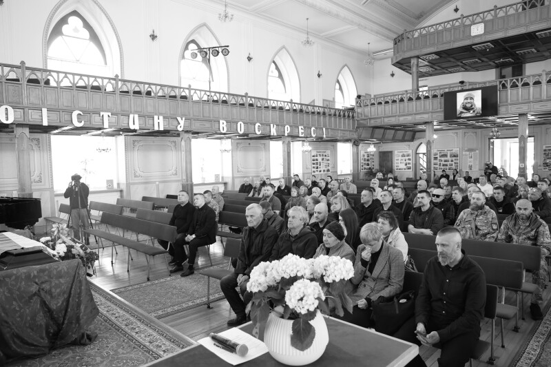 Загинув унаслідок авіаудару: у Луцькій громаді попрощалися з 43-річним Героєм Олександром Карчевським
