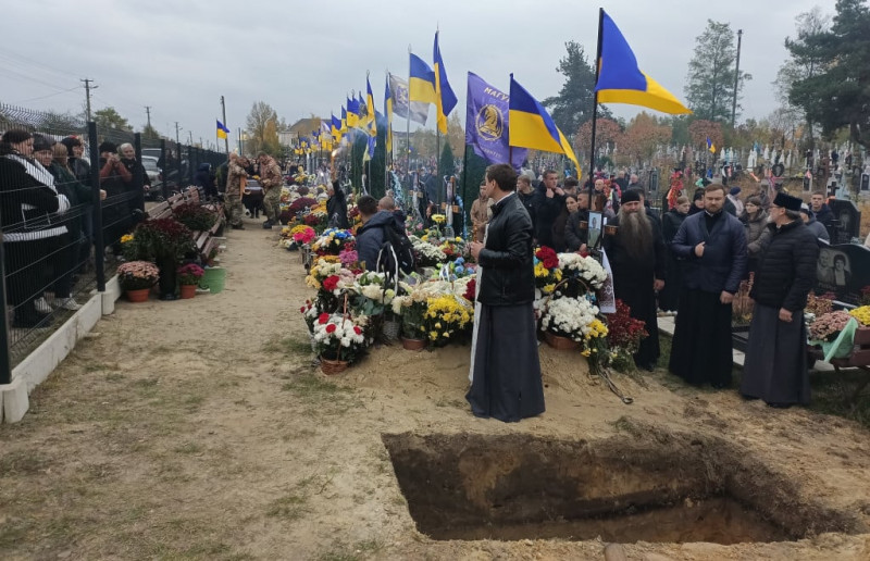 Батько боронить Україну від російських загарбників: на Волині попрощались з Героєм Романом Каденчуком