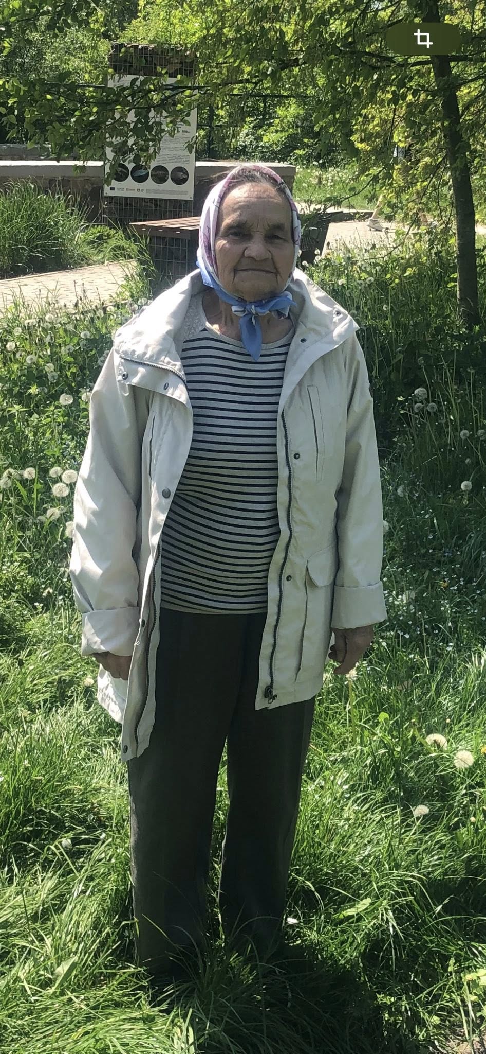 Могла піти за кимось і сісти в маршрутку: у Луцьку розшукують хвору на деменцію жінку