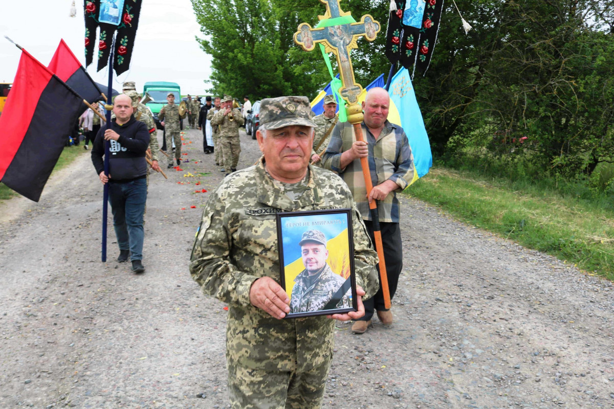 Півтора року вважався зниклим безвісти: на Волині попрощалися з полеглим Героєм Сергієм Замлинним