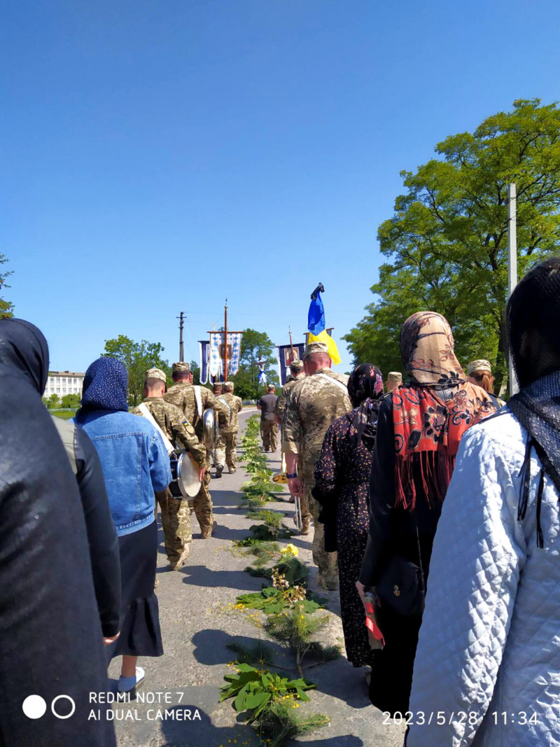 Сиротами залишилися троє донечок: на Волині сотні людей прийшли попрощатися із Героєм Миколою Гапонюком