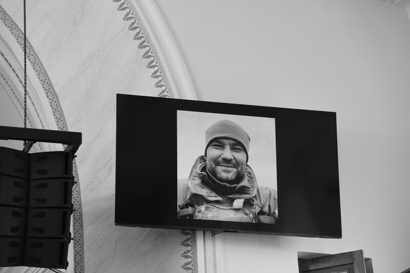 Загинув унаслідок авіаудару: у Луцькій громаді попрощалися з 43-річним Героєм Олександром Карчевським
