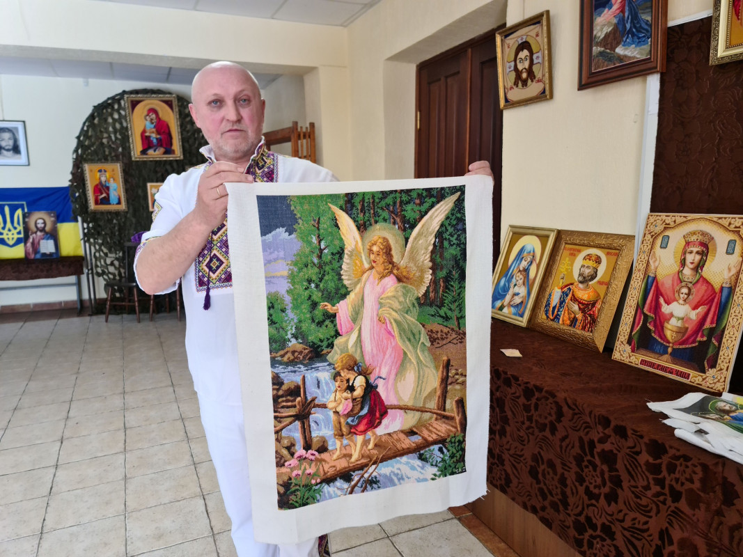 Мону Лізу вишив на нічній зміні: працівник АЗС із Волині здивував виставкою шедеврів