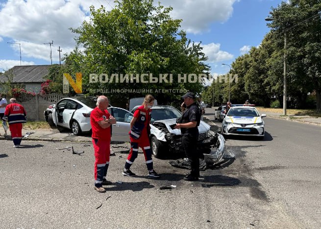 Від удару Tesla пробила паркан: у Луцьку зіткнулися дві автівки