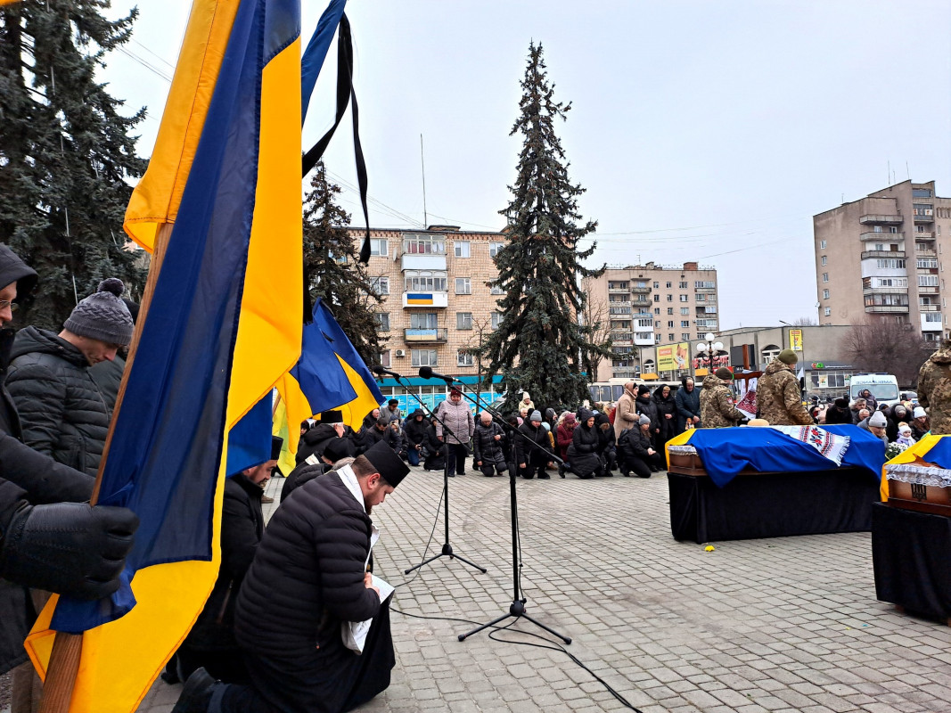 Дві втрати в одні громаді: на Волині попрощалися з Героями Артемом Абрамчуком та Юрієм Гусаром