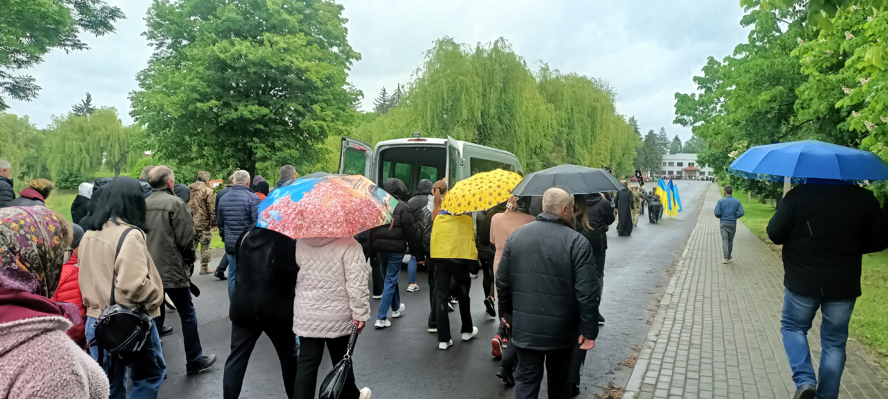 Без надійного плеча залишилися дружина, син та донька: на Волині попрощались з Героєм Павлом Плисюком