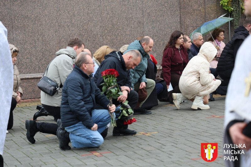 Осиротіла 3-річна донечка: у Луцьку попрощалися з Героєм Артемом Тютюнником