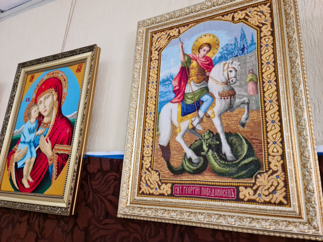 Мону Лізу вишив на нічній зміні: працівник АЗС із Волині здивував виставкою шедеврів