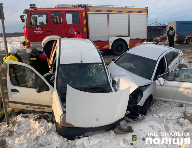 На автодорозі «Львів-Луцьк» - смертельна аварія: водій загинув, 8-річна дівчинка у лікарні. Фото