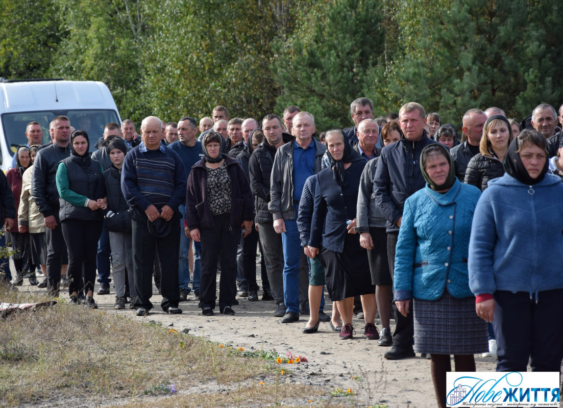 На колінах та зі сльозами проводжало усе село: на Волині попрощалися з Героєм  Віктором Швайкою