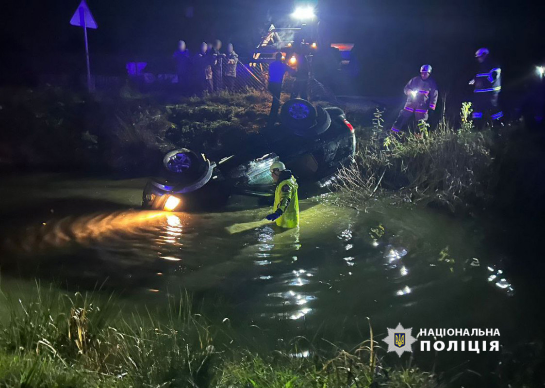 Двоє людей загинуло: подробиці аварії на Волині, де автівка злетіла у ставок