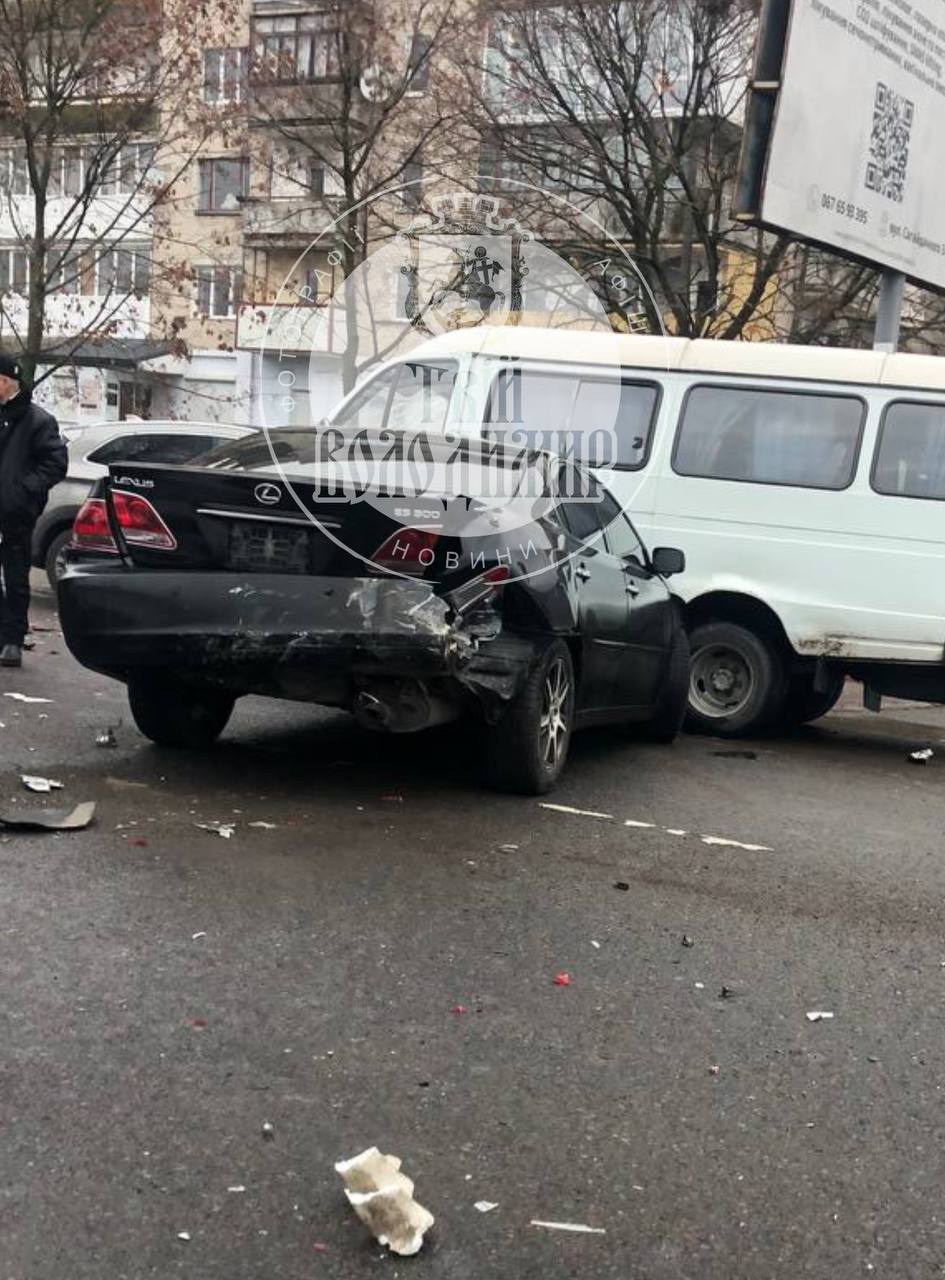 На Волині зіткнулися три автівки: рух на дорозі ускладнений