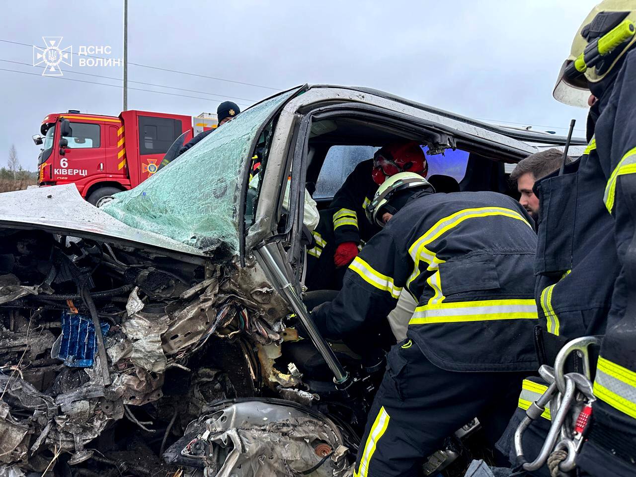 На Волині зіткнулися два автомобілі: рятувальники деблокували водіїв