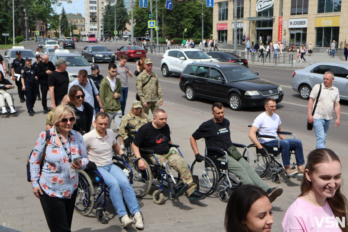 У центрі Луцька посадовці вчилися долати бордюри у кріслах колісних. Фото