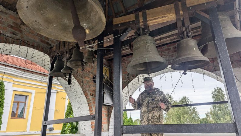 У відпустку з фронту - і відразу до храму: дзвонар волинського монастиря третій рік служить у війську