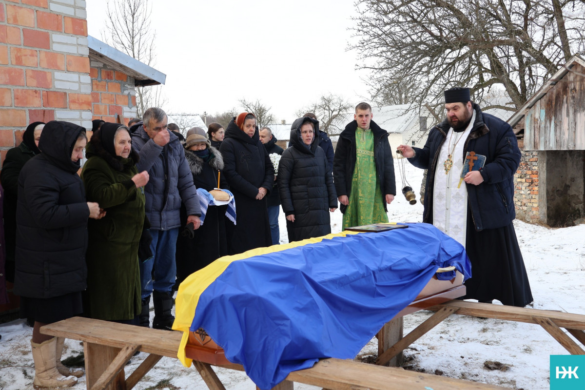 Довгою була остання дорога додому: на Волині попрощалися з воїном Володимиром Сірцем