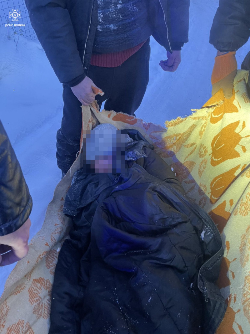 Лежала на льоду річки: на Волині врятували жінку з переохолодженням