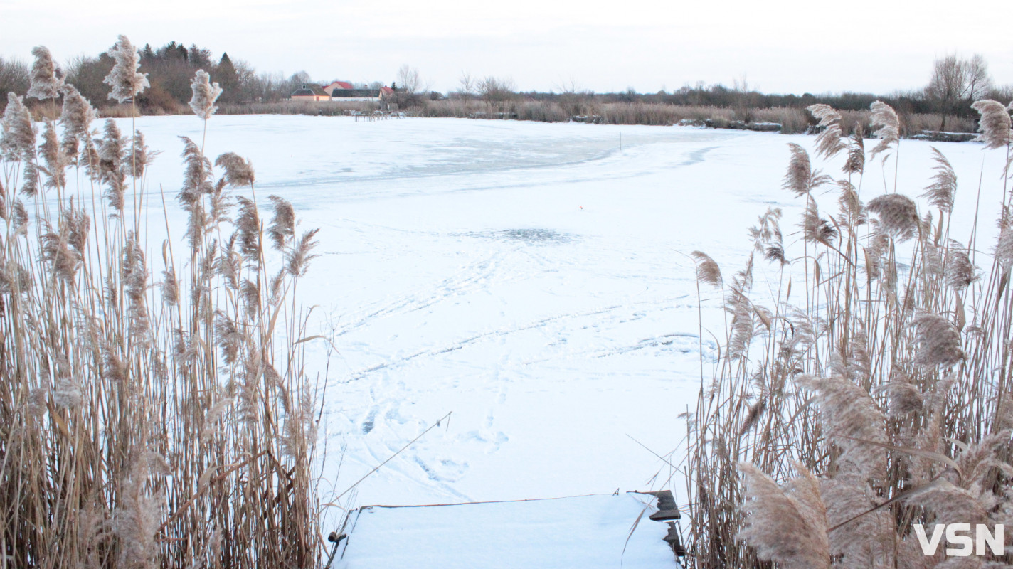 Крига 10 сантиметрів та жерлиці на щуку: фоторепортаж із зимового ставка у селі на Волині