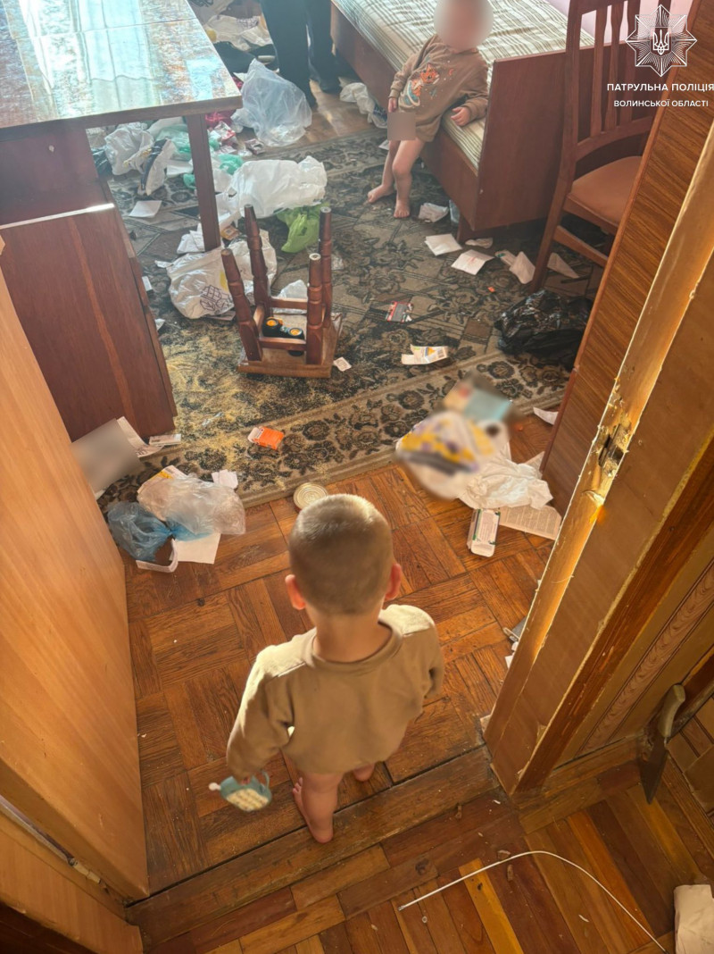Виглядали з вікна 5-го поверху: у Луцьку мати закрила двох малолітніх дітей у квартирі