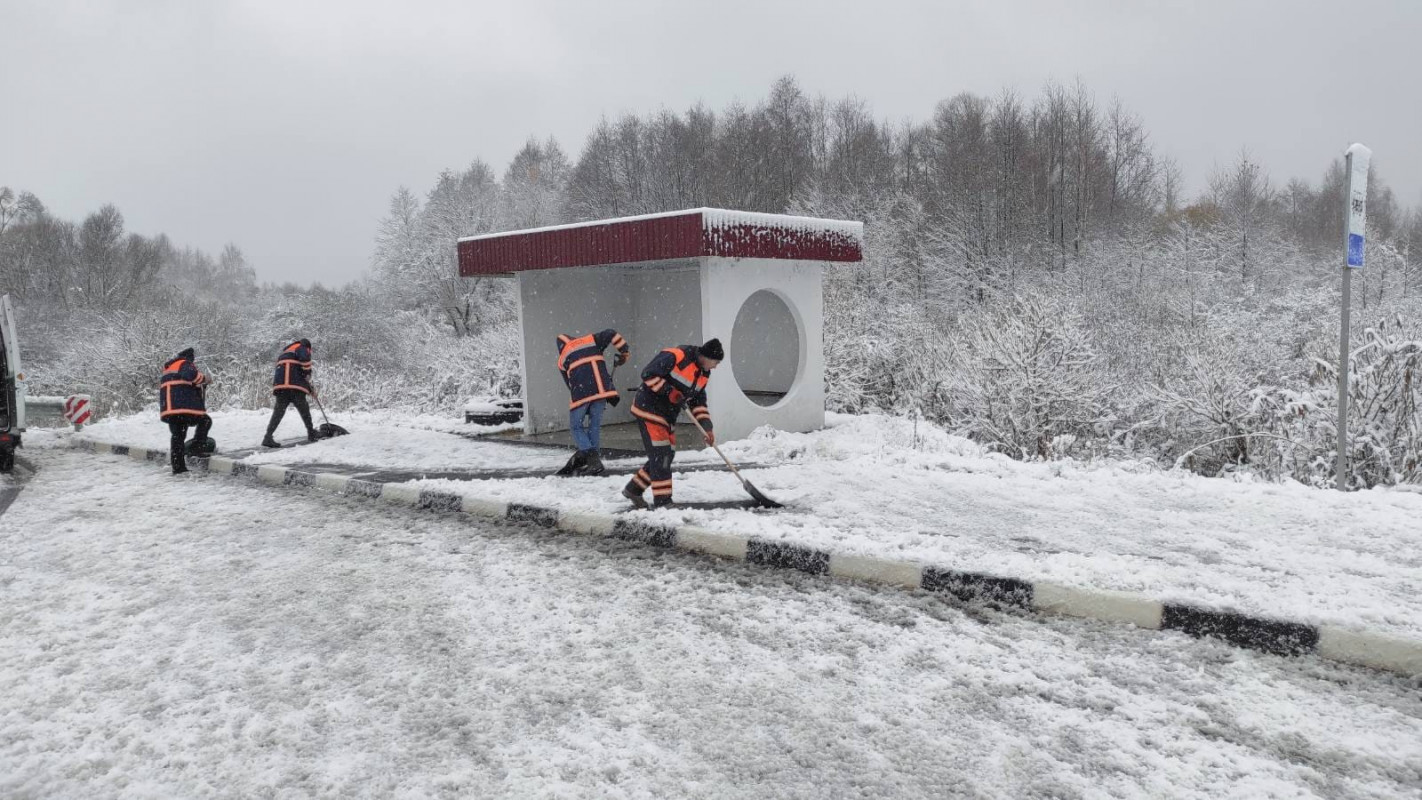 Засніжило: дороги на Волині розчищають 17 снігоочисних машин. Фото