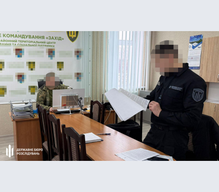 Працівник ТЦК на Рівненщині брав хабарі навіть автомобілями: у разі відмови погрожував проблемами