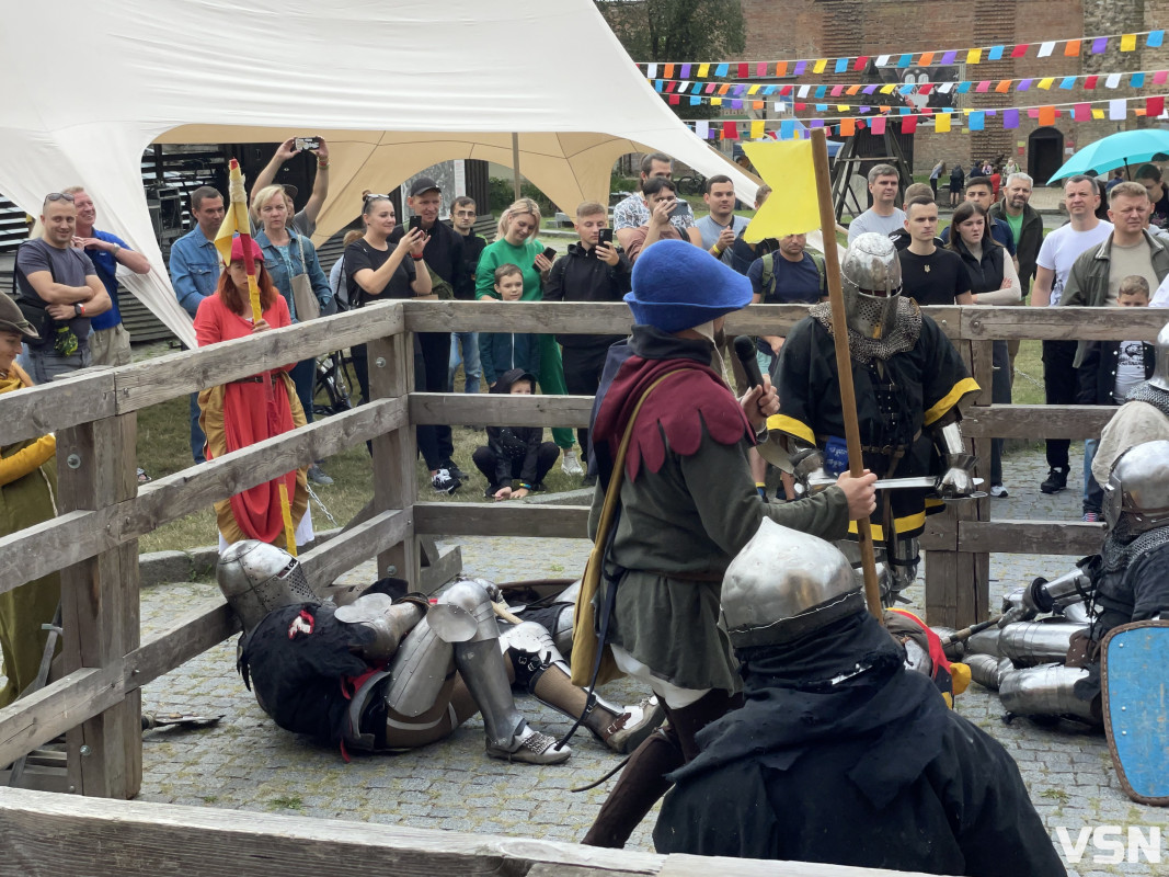З мечами і в обладунках: у Луцьку проходить благодійний лицарський турнір