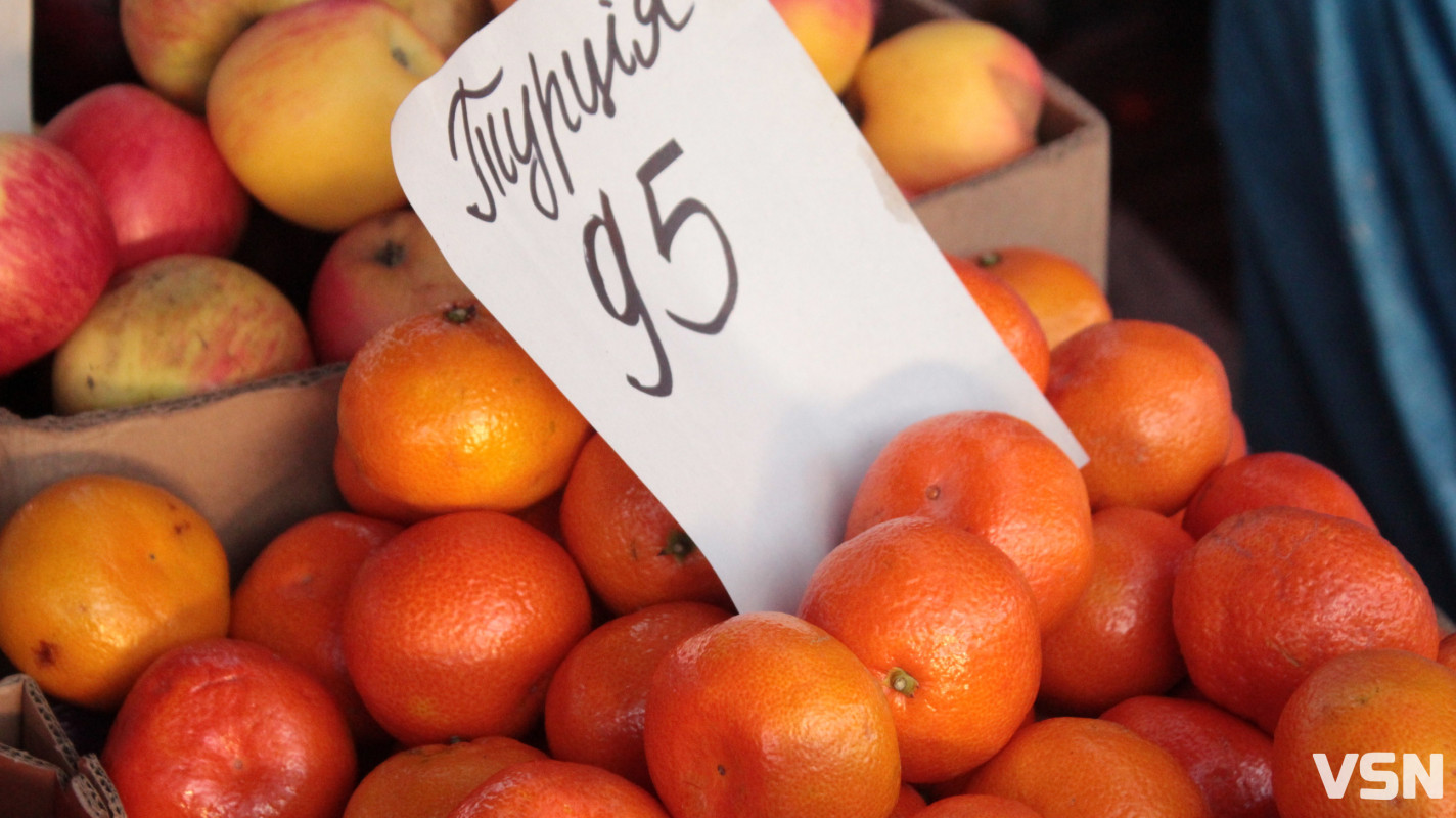 Скільки коштують фрукти на ринку у Луцьку?