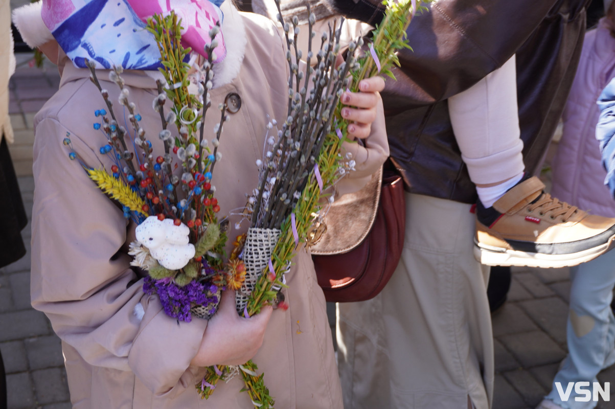 Сотні вірян прийшли освячувати вербу у головний собор Луцька. Фоторепортаж