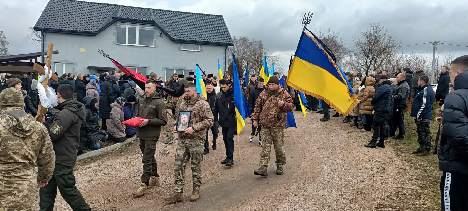 Понад пів року рідні надіялися, що живий: біля Луцька останню шану віддали Герою-розвіднику Роману Мигдалю