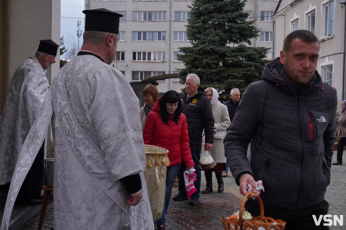 Як у Луцьку освячують Великодні кошики? Фоторепортаж